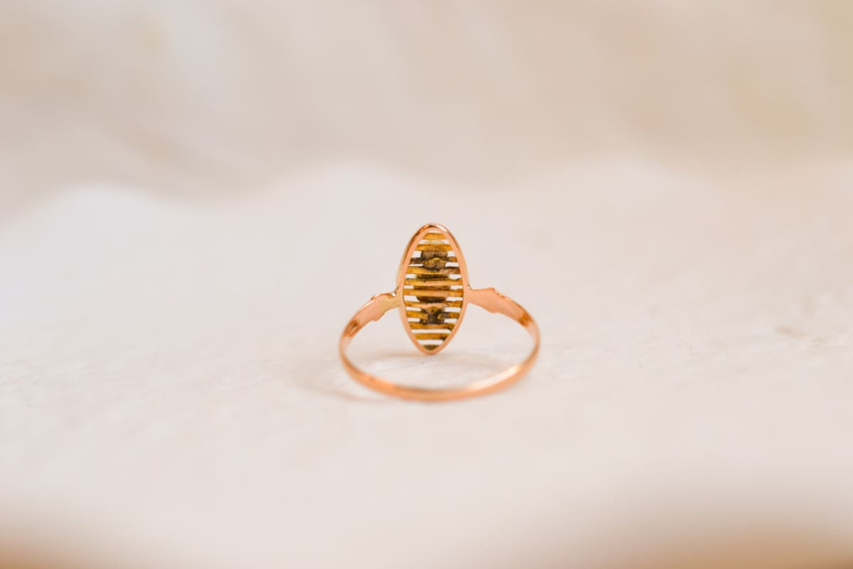 Bague Navette Vintage en Or jaune 18 carats ornée d'une Perle et de pierres rouges