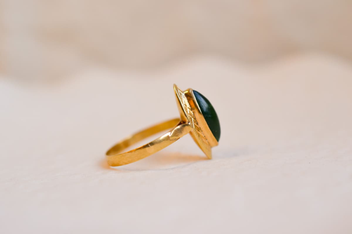 Bague Navette ancienne en Or jaune 18 carats ornée d'une pierre verte
