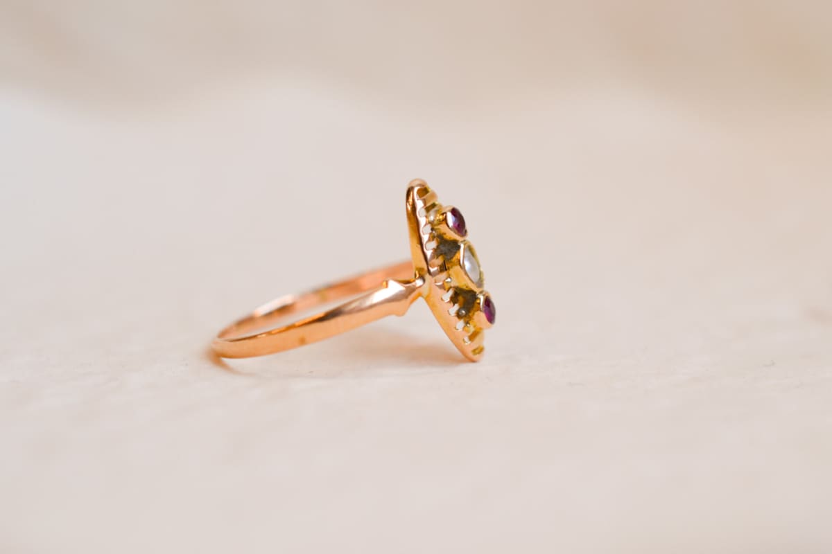 Bague Navette ancienne en Or jaune 18 carats sertie d'une Perle et de pierres rouges