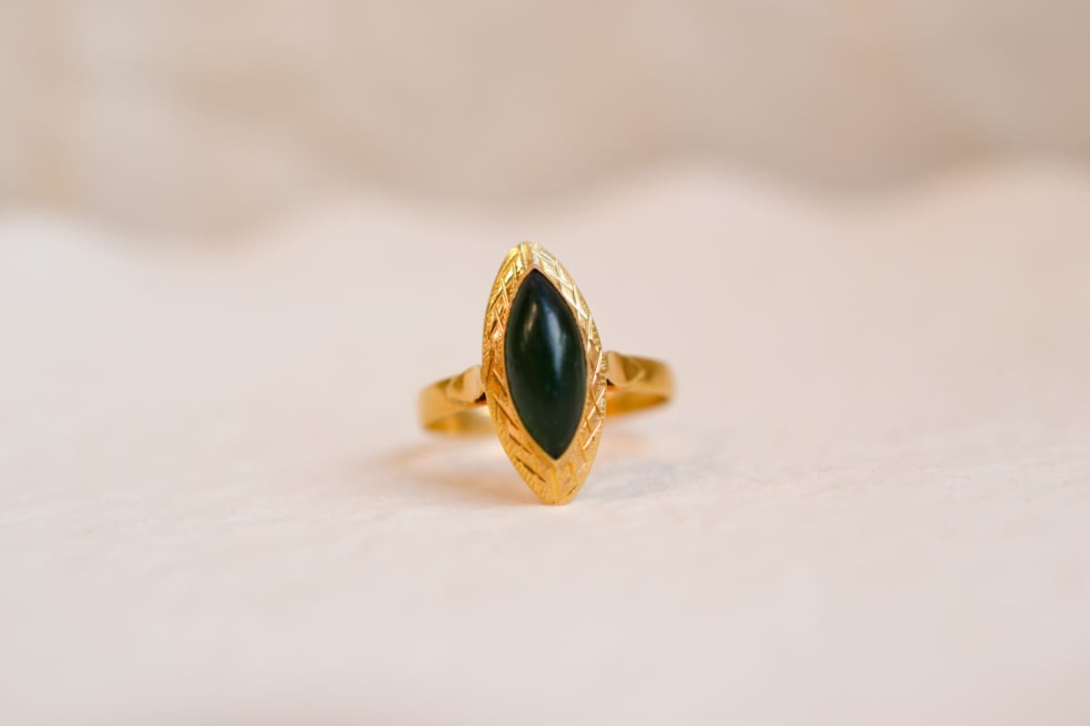 Bague Navette en Or jaune 18 carats sertie clos d'une pierre verte
