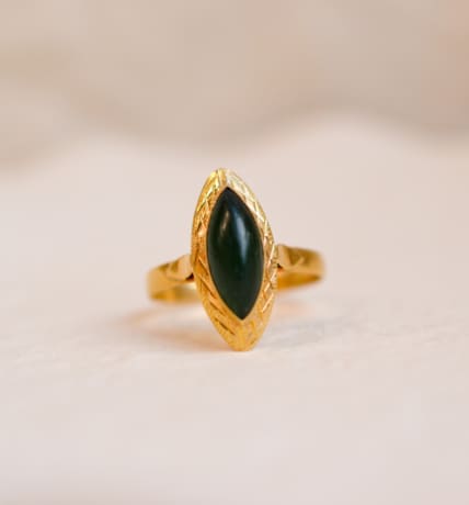 Bague Navette en Or jaune 18 carats sertie clos d'une pierre verte