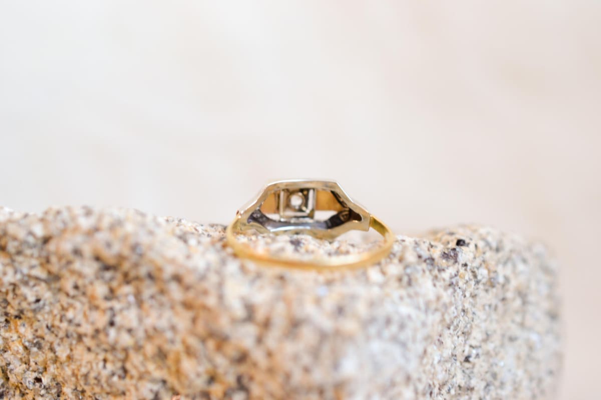 Bague Vintage Art Déco en Or jaune, Or blanc et Or rose 18 carats centrée d'un Oxyde dans un décor géométrique