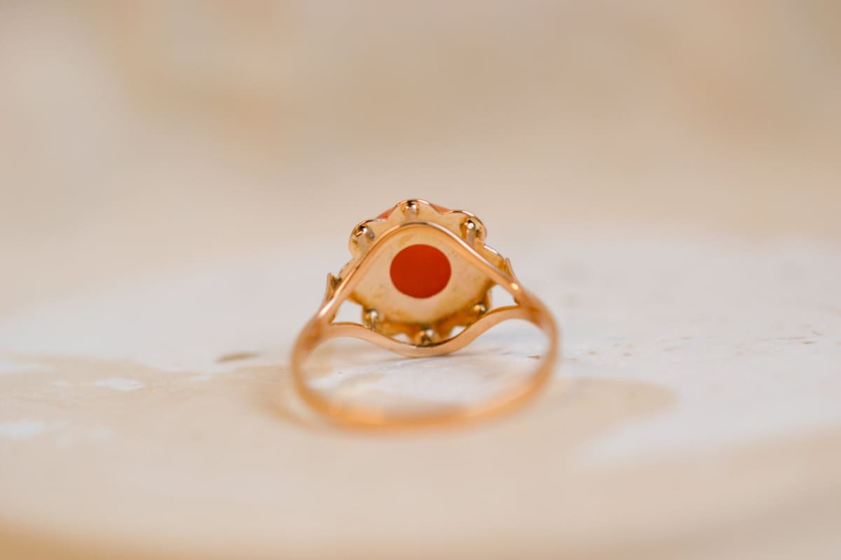 Bague Vintage en Or jaune 18 carats ornée d'un Camée dans un décor fleur