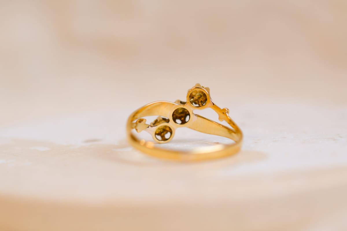 Bague Vintage en Or jaune 18 carats ornée d'une trilogie de Perles