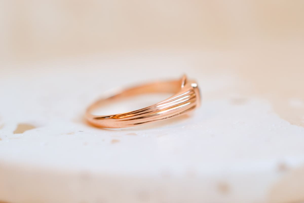 Bague Vintage en Or jaune 18 carats rainurée centrée d'un Saphir serti clos