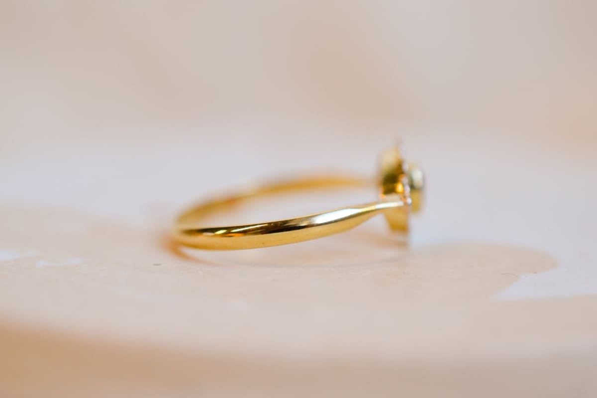 Bague Vintage en Or jaune 18 carats sertie d'un Grenat dans un entourage ajouré en fleurettes en Or blanc