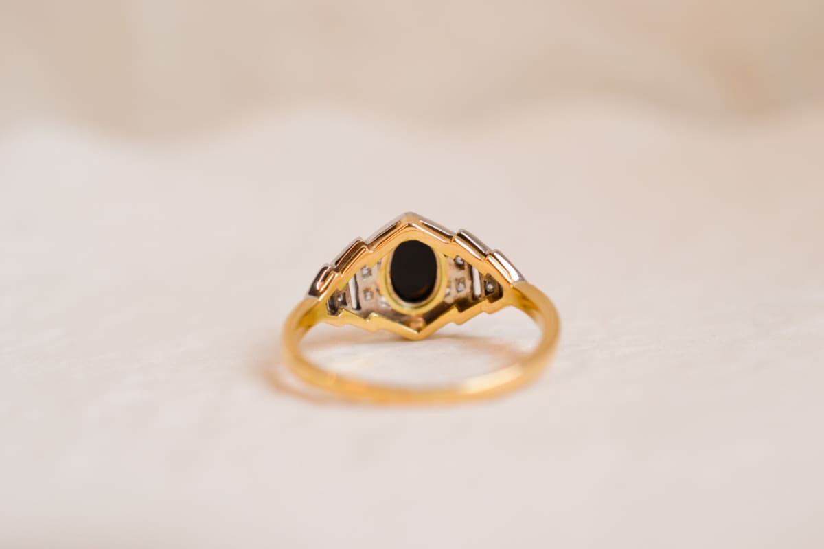 Bague Vintage en Or jaune et blanc 18 carats sertie d'Onyx entouré de Diamants dans un décor hexagonal