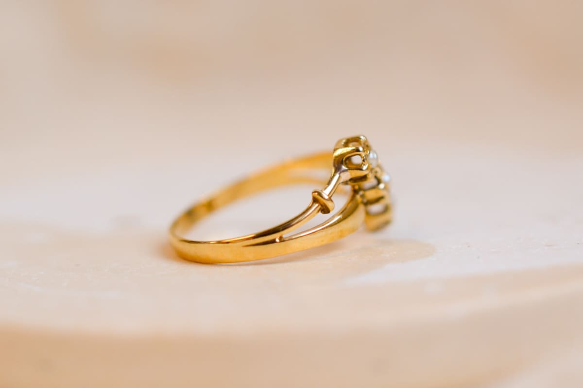 Bague ancienne en Or jaune 18 carats ornée d'une trilogie de Perles
