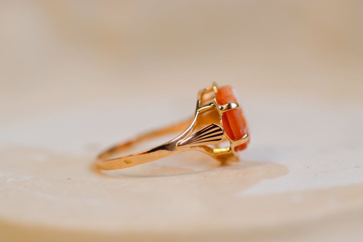 Bague ancienne en Or jaune 18 carats sertie griffes d'un Camée dans un décor de fleur