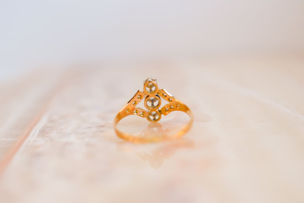 Bague ancienne en Or jaune et Or blanc 18 carats sertie de Diamants