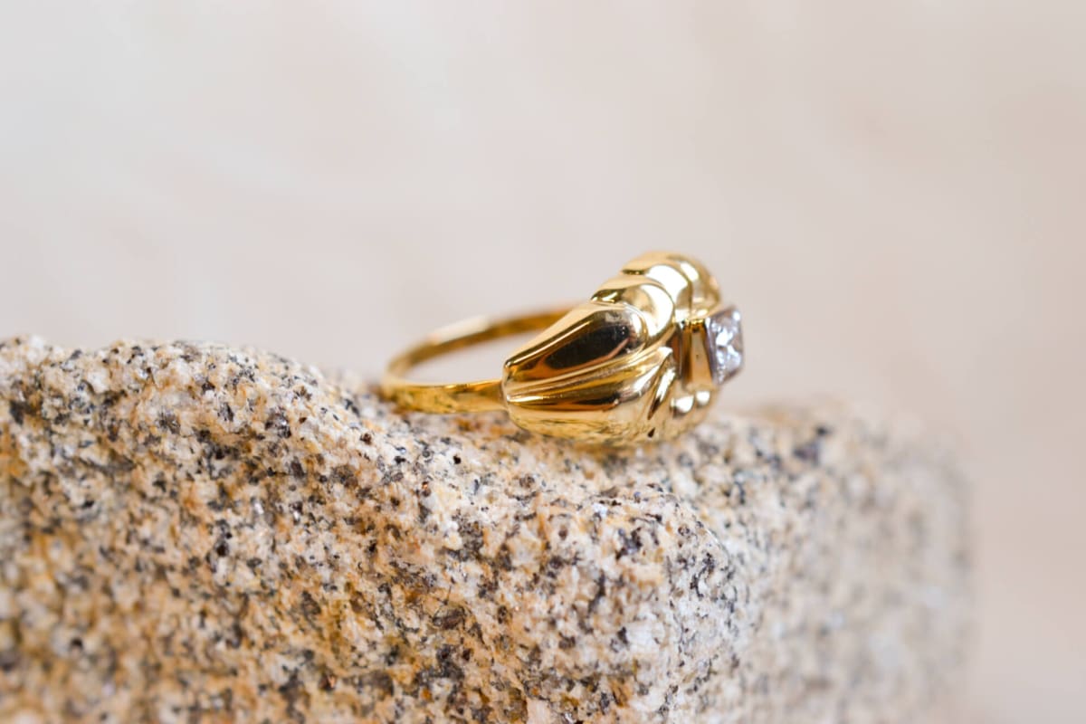 Bague ancienne style Tank en Or jaune 18 carats centrée d'un Diamant