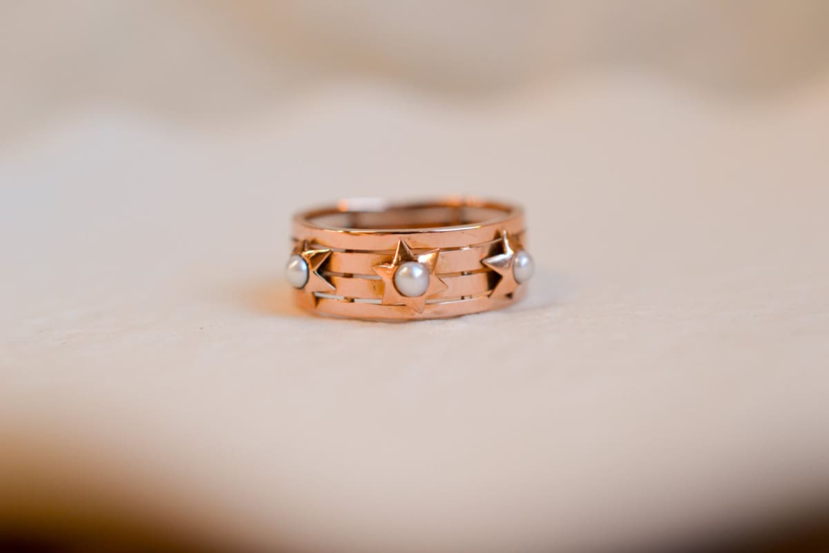 Bague bandeau ancienne en Or rose 18 carats ornée de Perles dans des décors étoilés