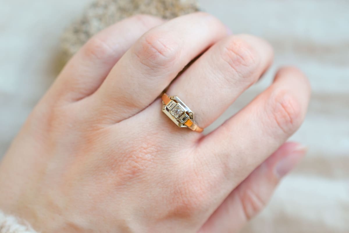 Bague de fiançailles Art Déco en Or jaune, Or blanc et Or rose 18 carats sertie d'un Oxyde dans un décor géométrique