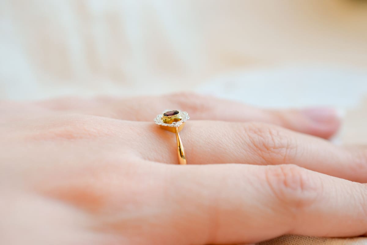 Bague de fiançailles Vintage en Or jaune 18 carats centrée d'un Grenat