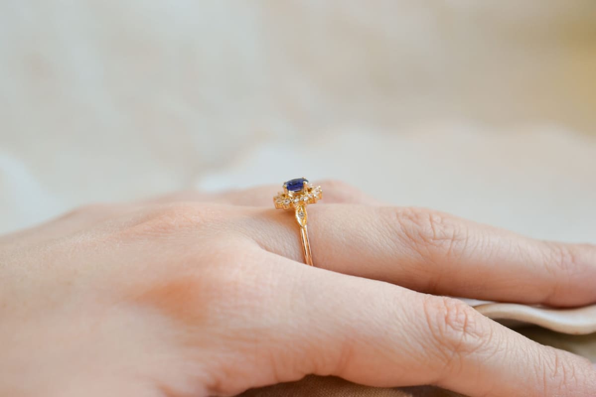 Bague de fiançailles Vintage en Or jaune 18 carats ornée d'un Saphir de synthèse et de pierres blanches
