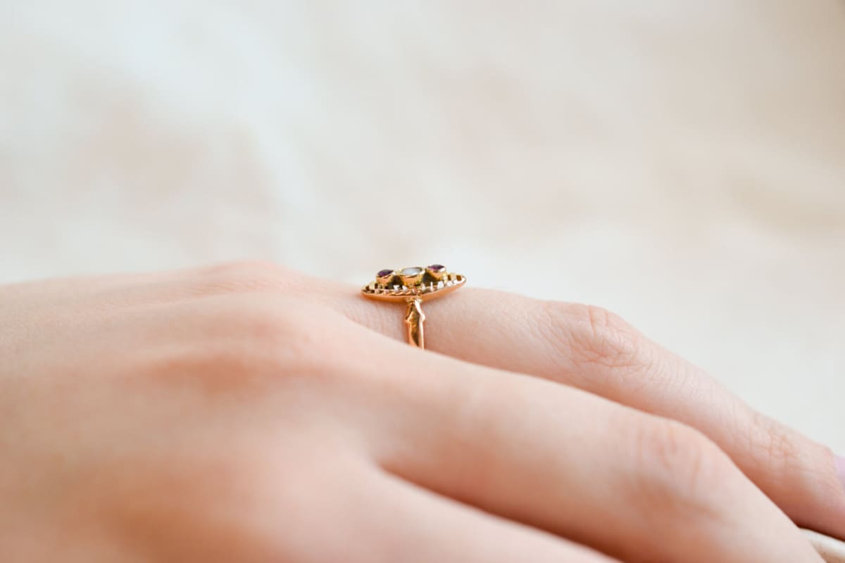 Bague de fiançailles Vintage en Or jaune 18 carats ornée d'une Perle et de pierres rouges