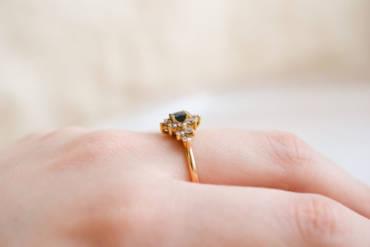 Bague de fiançailles Vintage en Or jaune 18 carats sertie d'un Saphir épaulé d'Oxydes
