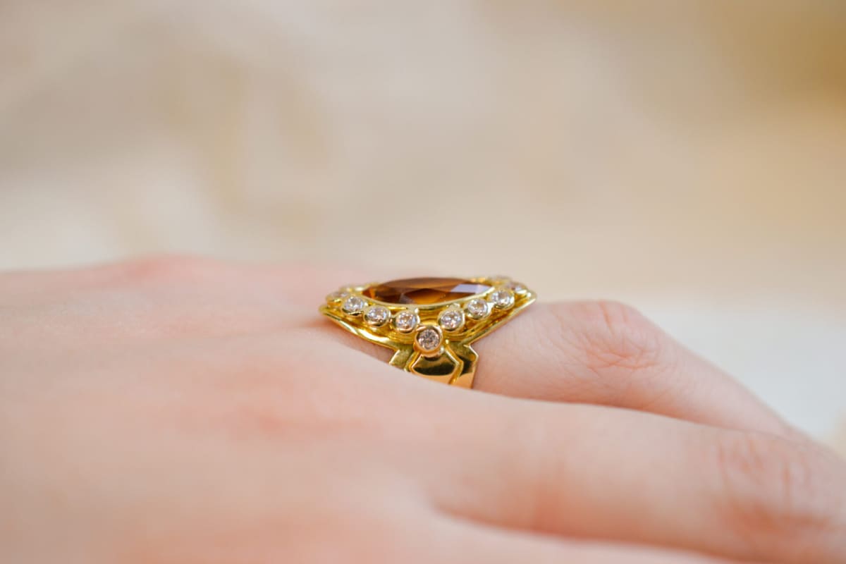 Bague de fiançailles Vintage en Or jaune 18 carats sertie d'un Saphir jaune entouré d'Oxydes