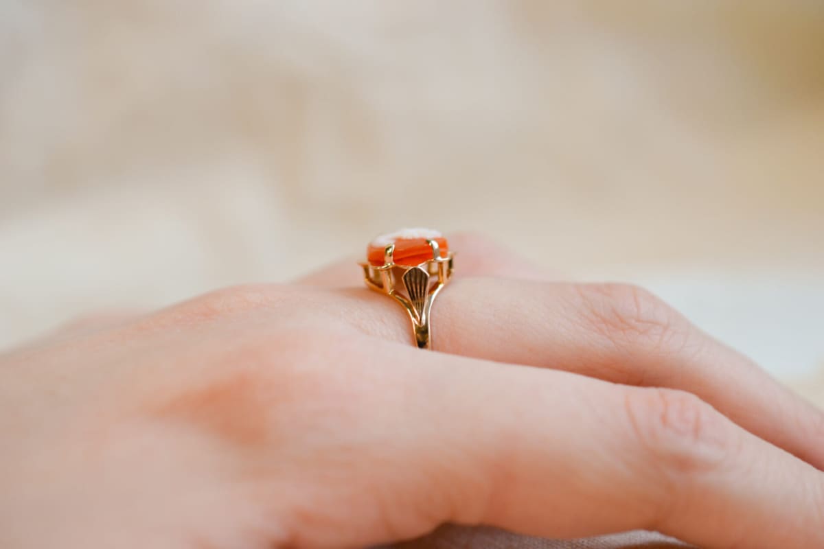 Bague de fiançailles Vintage en Or jaune 18 carats sertie griffes d'un Camée dans un décor fleur