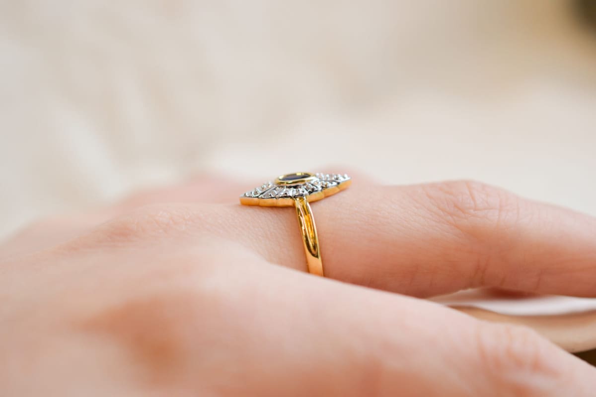 Bague de fiançailles Vintage en Or jaune et Or blanc 18 carats sertie clos d'un Saphir sur une illusion de pavage