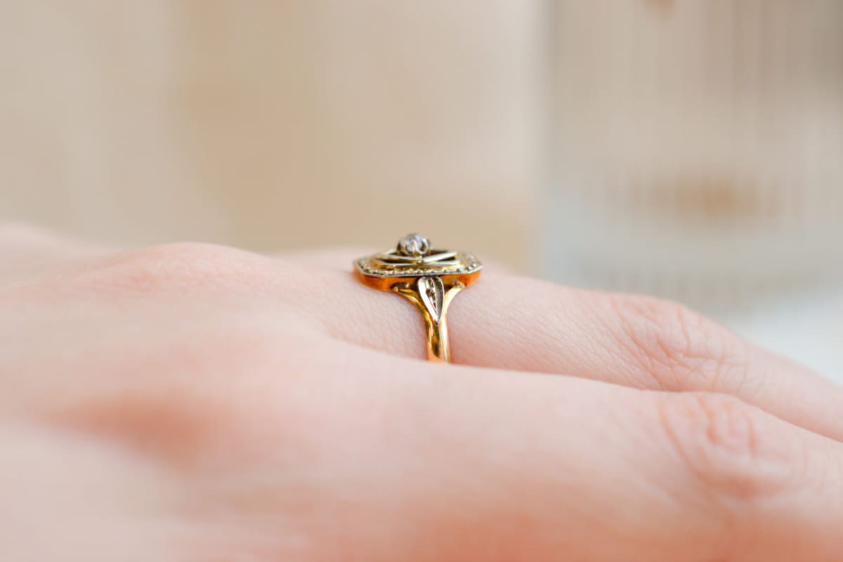 Bague de fiançailles Vintage en Or jaune et Or blanc 18 carats sertie d'une pierre blanche