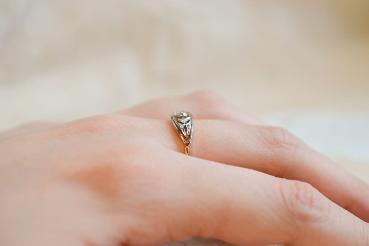 Bague de fiançailles Vintage en Or jaune et blanc 18 carats centrée d'un Diamant