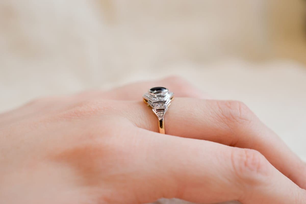 Bague de fiançailles Vintage en Or jaune et blanc 18 carats sertie d'Onyx entouré de Diamants