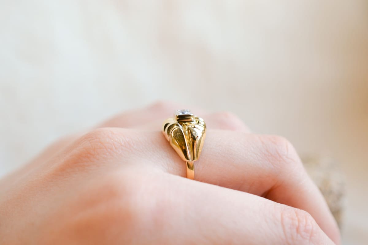 Bague de fiançailles ancienne en Or jaune 18 carats centrée d'un Diamant
