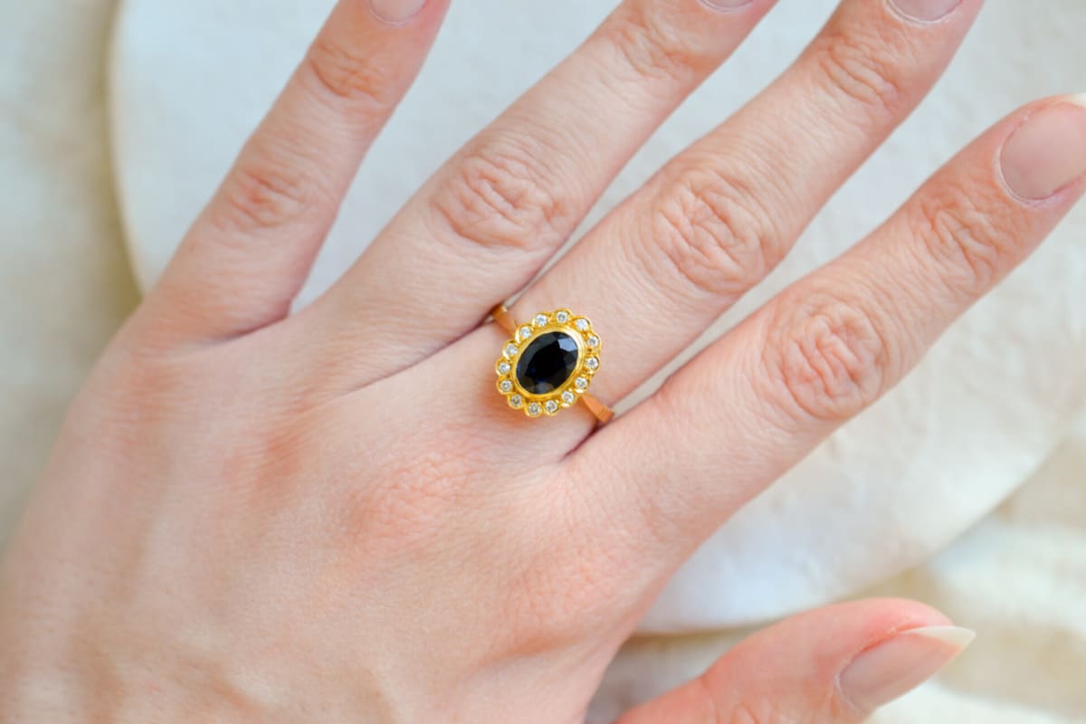 Bague de fiançailles ancienne en Or jaune 18 carats centrée d'un Saphir entouré de Diamants