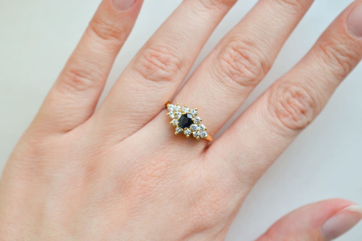 Bague de fiançailles ancienne en Or jaune 18 carats centrée d'un Saphir épaulé de pierres blanches