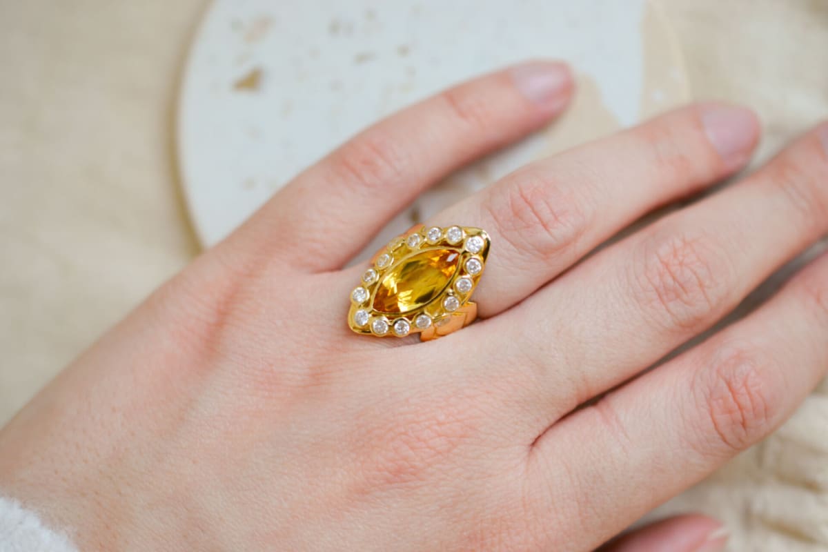 Bague de fiançailles ancienne en Or jaune 18 carats centrée d'un Saphir jaune entouré de pierres blanches