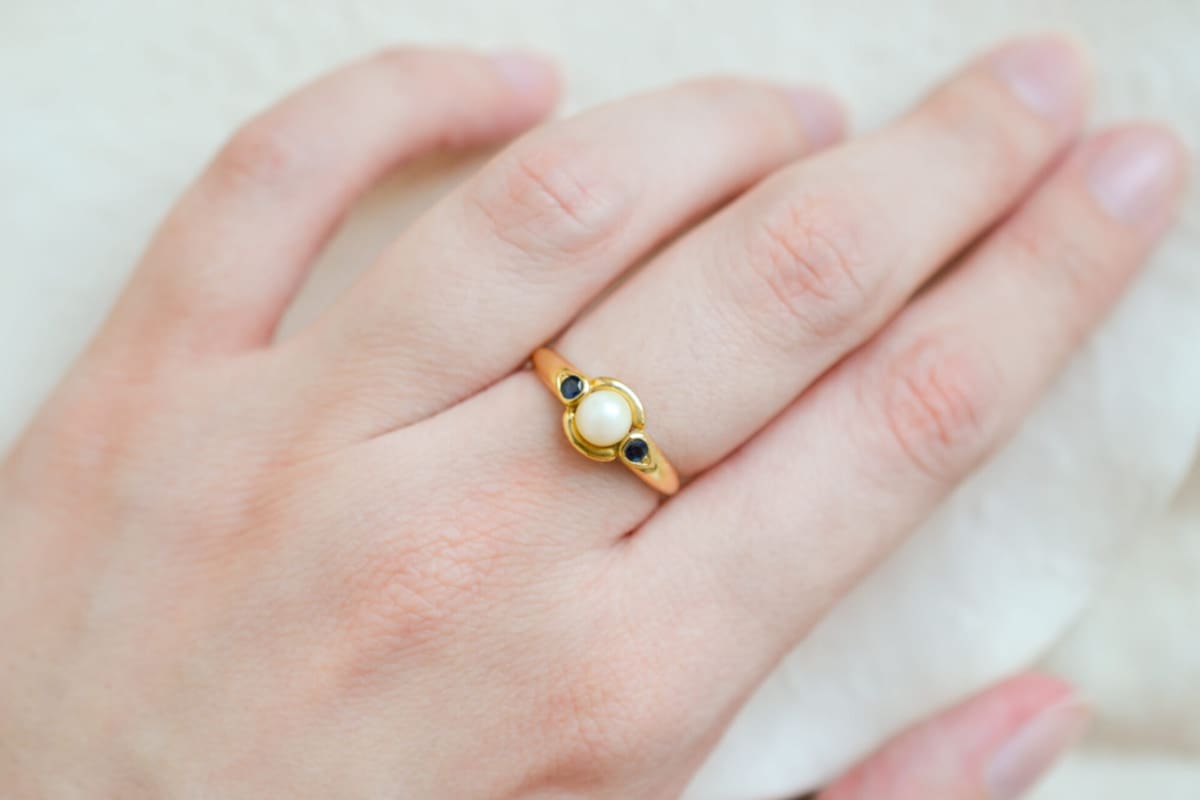 Bague de fiançailles ancienne en Or jaune 18 carats centrée d'une Perle et de pierres bleues