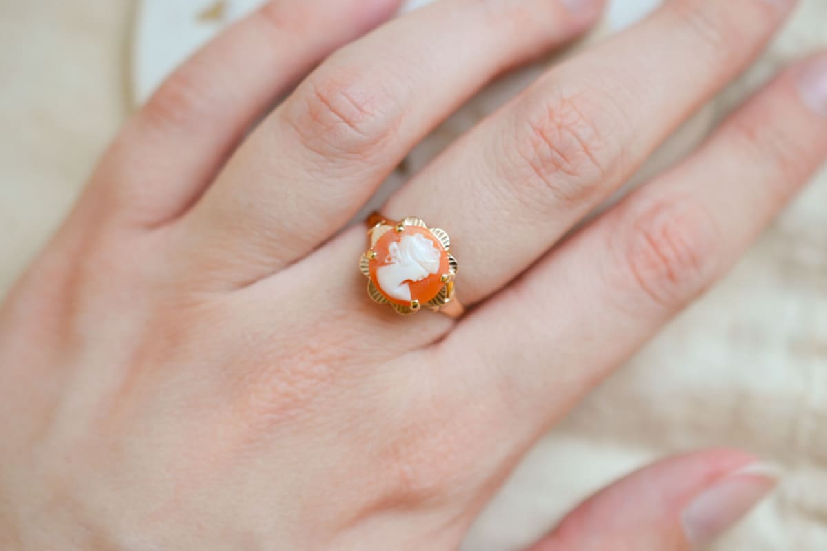 Bague de fiançailles ancienne en Or jaune 18 carats ornée d'un Camée dans un décor fleur