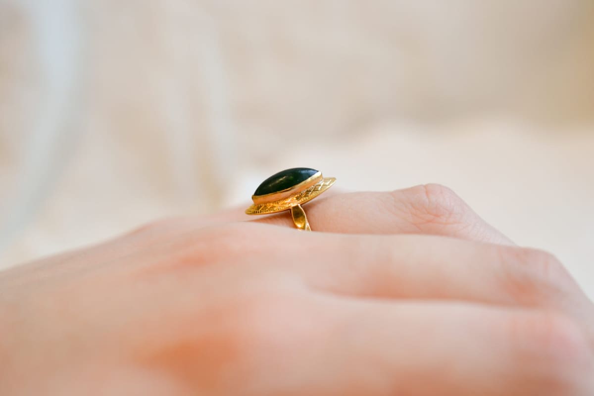 Bague de fiançailles ancienne en Or jaune 18 carats ornée d'une pierre verte