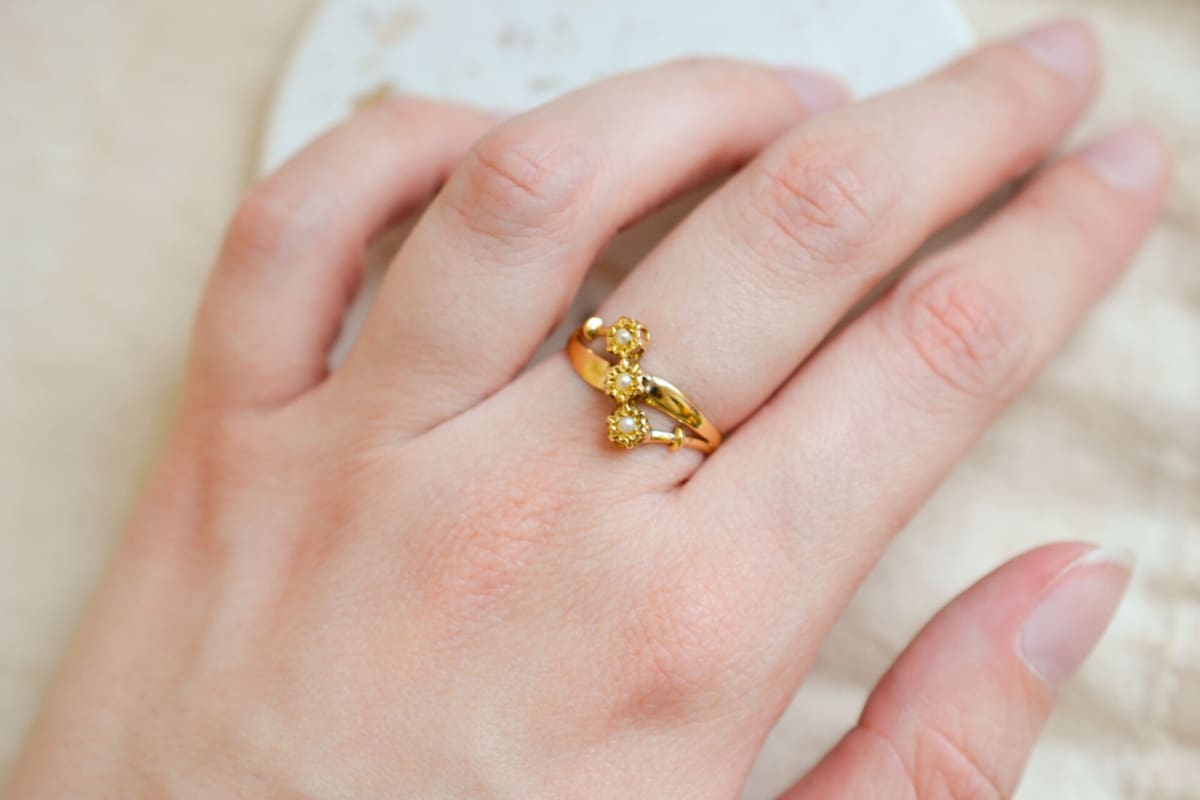 Bague de fiançailles ancienne en Or jaune 18 carats ornée d'une trilogie de Perles