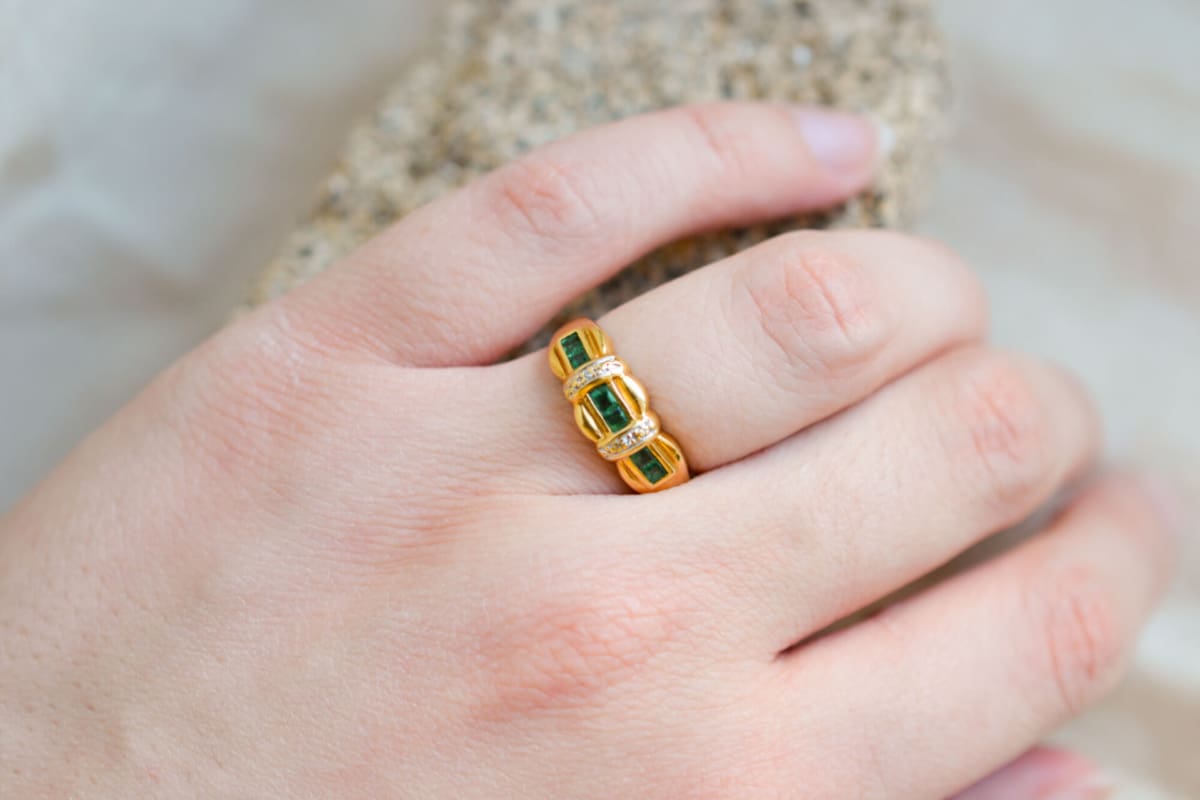 Bague de fiançailles ancienne en Or jaune 18 carats sertie d'Émeraudes et de Moissanites
