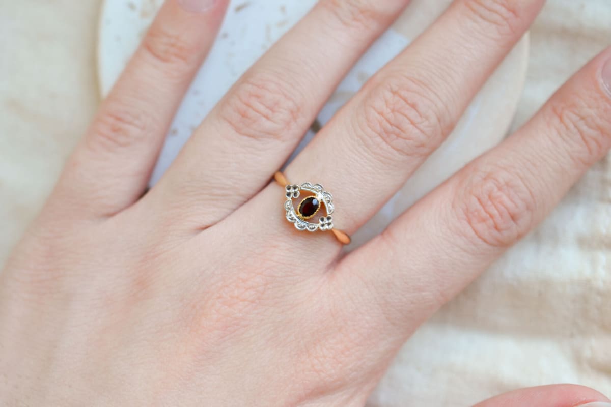 Bague de fiançailles ancienne en Or jaune 18 carats sertie d'un Grenat