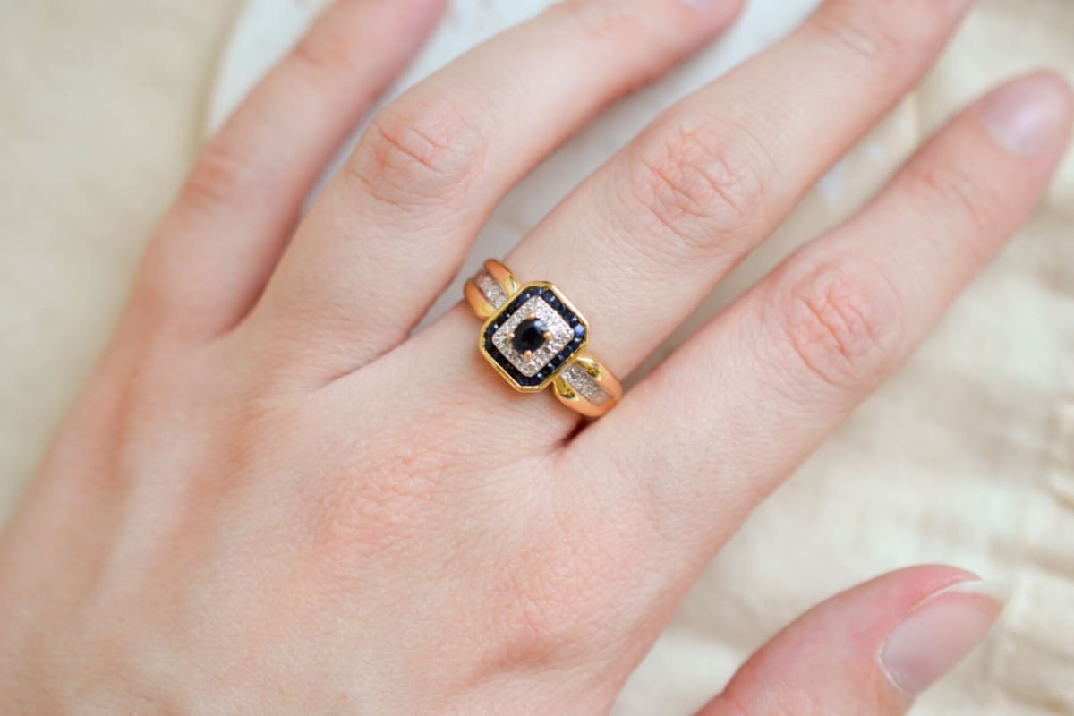 Bague de fiançailles ancienne en Or jaune 18 carats sertie de Saphirs entourés de Diamants