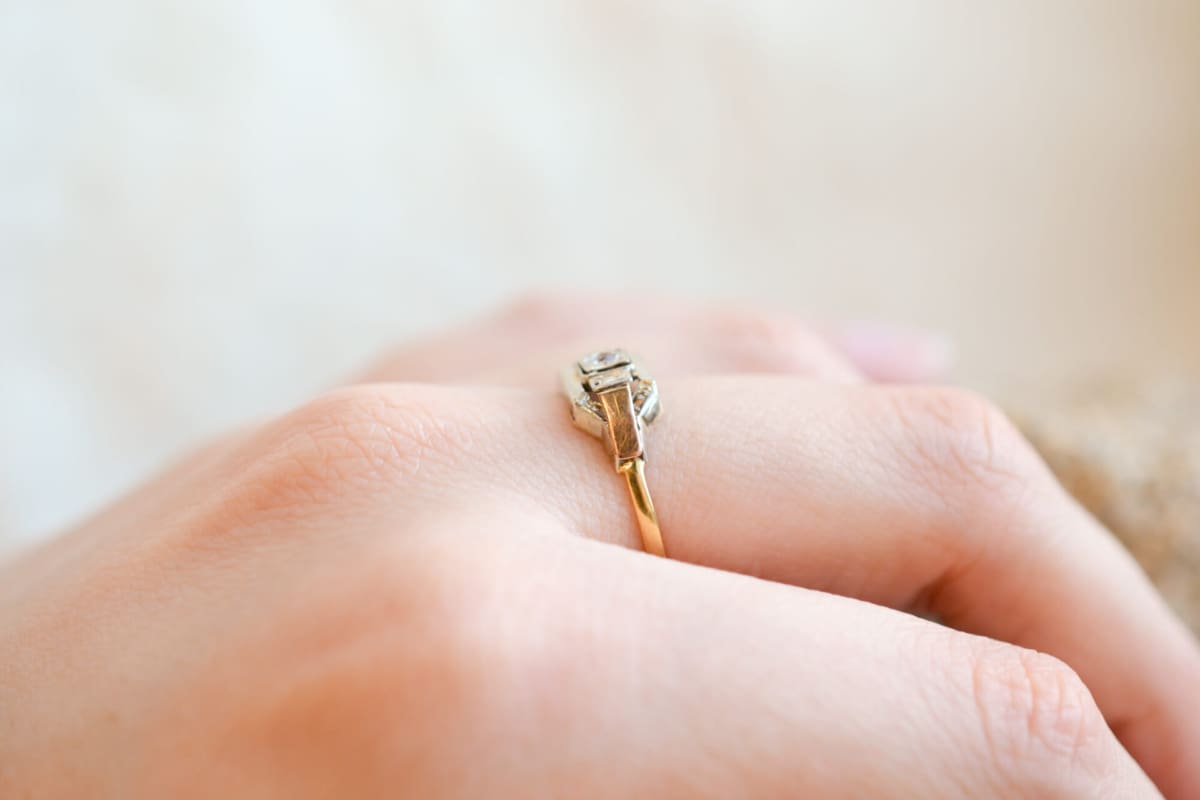 Bague de fiançailles ancienne en Or jaune, Or blanc et Or rose 18 carats ornée d'une pierre blanche