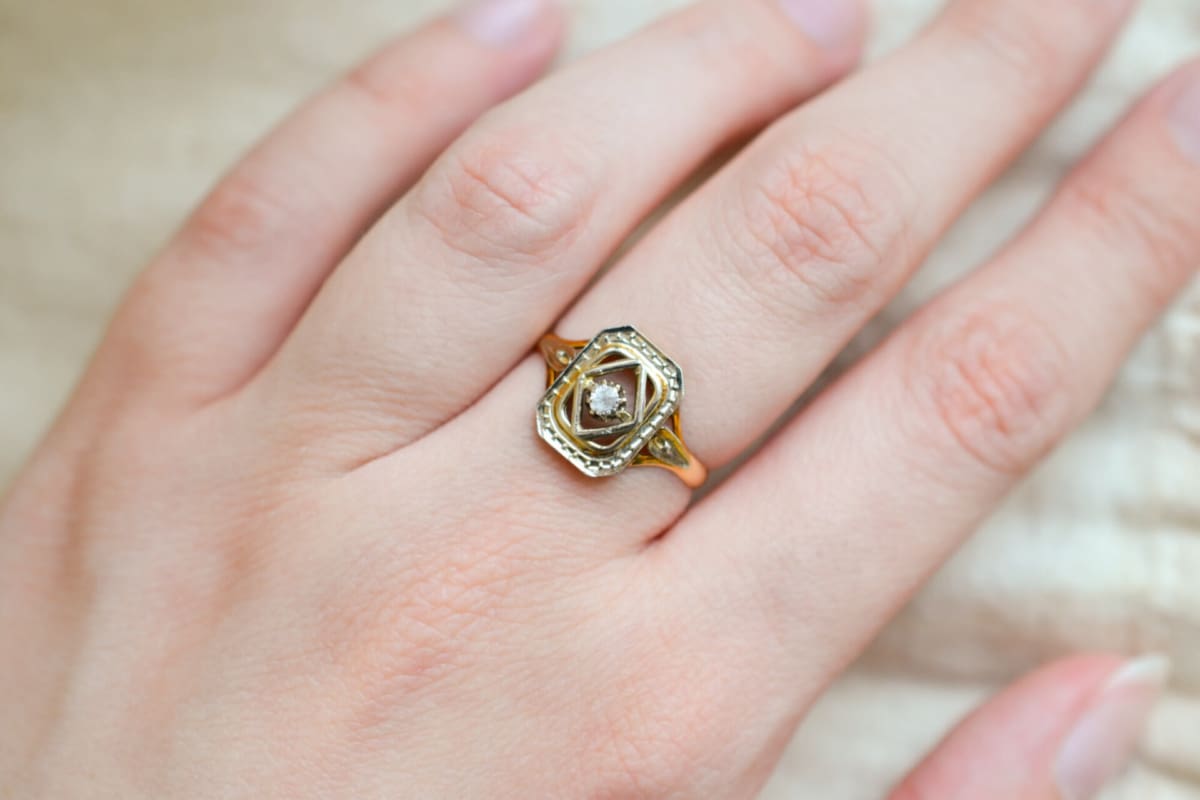 Bague de fiançailles ancienne en Or jaune et Or blanc 18 carats centrée d'un Oxyde