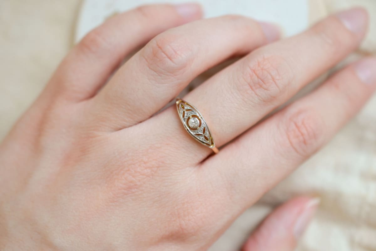 Bague de fiançailles ancienne en Or jaune et gris 18 carats sertie d'un Diamant