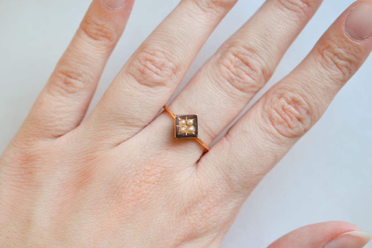 Bague de fiançailles ancienne en Or rose 18 carats ornée de 4 demi-perles