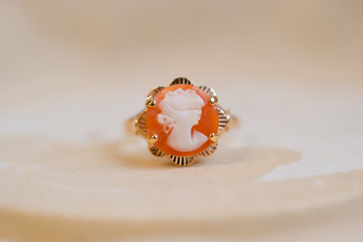 Bague en Or jaune 18 carats ornée d'un Camée dans un décor de fleur