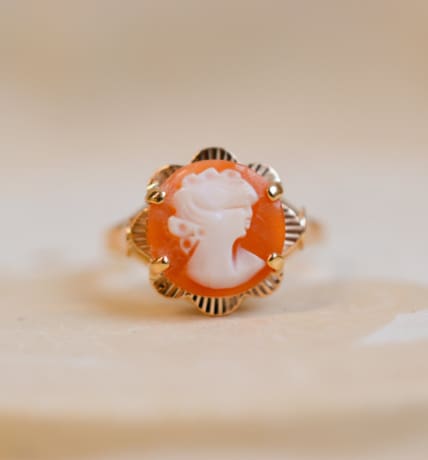 Bague en Or jaune 18 carats ornée d'un Camée dans un décor de fleur
