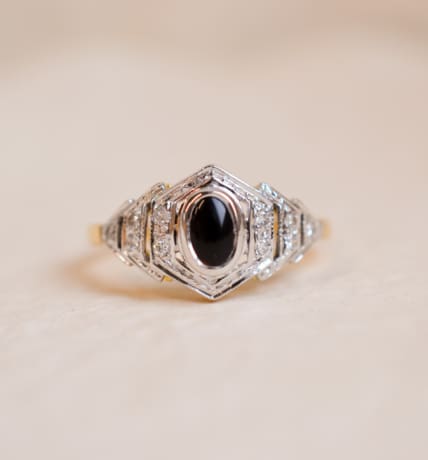 Bague hexagonale en Or jaune et blanc 18 carats centrée d'un cabochon d'Onyx épaulé par 10 Diamants
