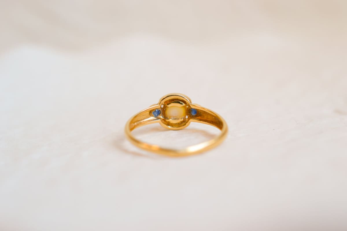 Bague jonc Vintage en Or jaune 18 carats ornée d'une Perle et de pierres bleues