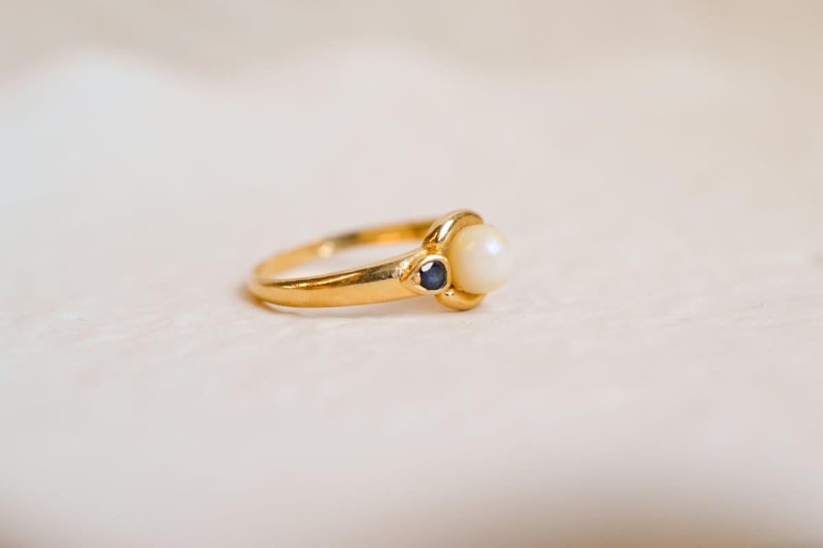 Bague jonc ancienne en Or jaune 18 carats sertie d'une Perle et de pierres bleues