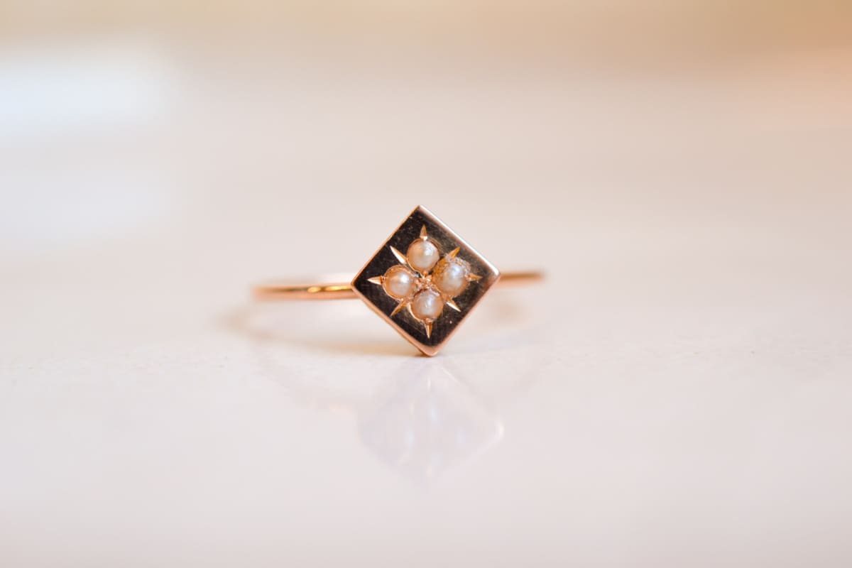 Bague losange en Or rose 18 carats ornée de 4 demi-perles