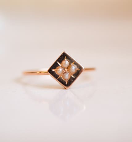 Bague losange en Or rose 18 carats ornée de 4 demi-perles