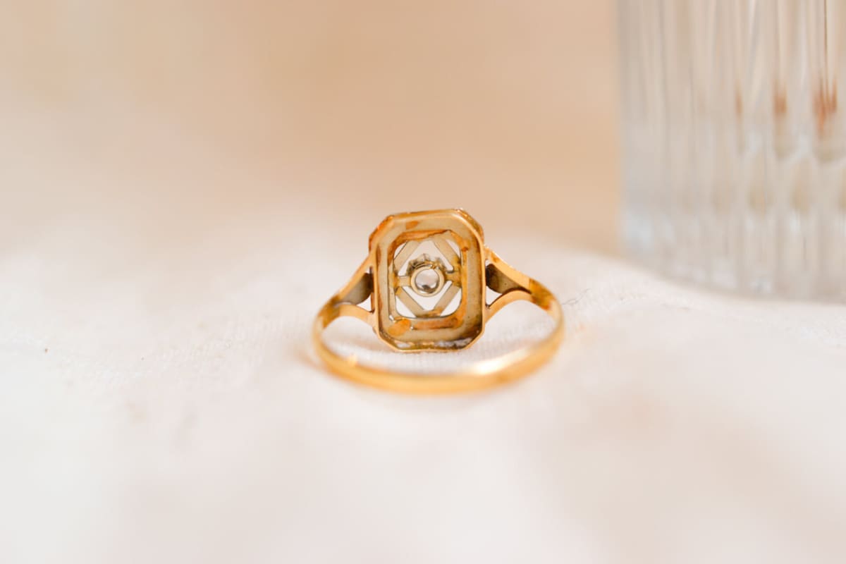 Bague octogonale Art Déco en Or jaune et Or blanc 18 carats centrée d'une pierre blanche